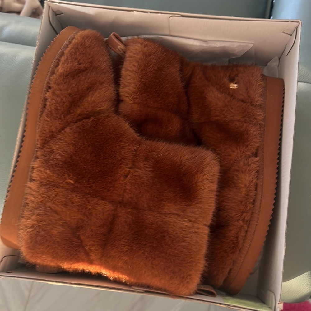 Michael Korda faux boots - Picture 4 of 7